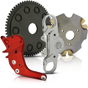 Diverse piastre metalliche per motociclette, tra cui ruote dentate e supporti in rosso e argento.